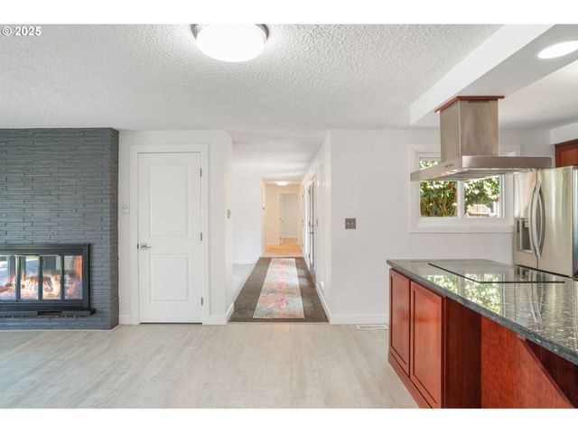 8305 Nw FRUIT VALLEY Rd, Vancouver, WA 98665