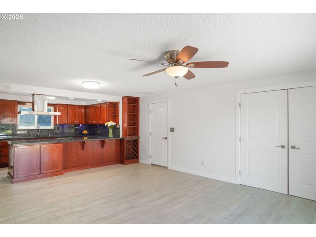 8305 Nw FRUIT VALLEY Rd, Vancouver, WA 98665