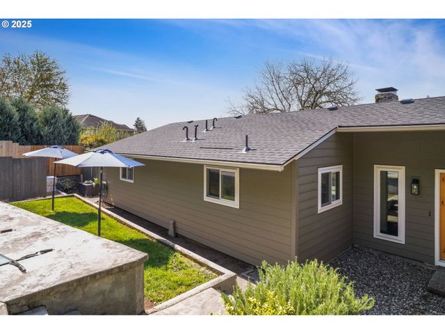 8305 Nw FRUIT VALLEY Rd, Vancouver, WA 98665