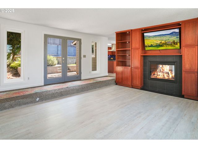 8305 Nw FRUIT VALLEY Rd, Vancouver, WA 98665
