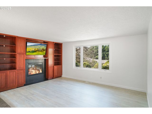 8305 Nw FRUIT VALLEY Rd, Vancouver, WA 98665