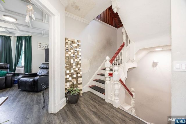 81 Chestnut Street 2nd floor, Rutherford, NJ 07070