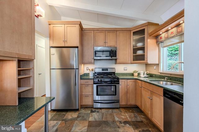 2904 FARMINGTON DR, Alexandria, VA 22303