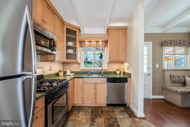 2904 FARMINGTON DR, Alexandria, VA 22303