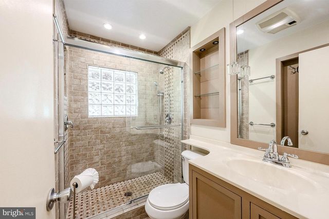 2904 FARMINGTON DR, Alexandria, VA 22303