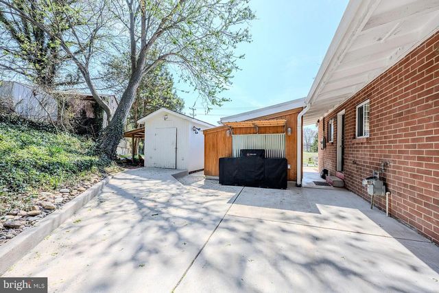 2904 FARMINGTON DR, Alexandria, VA 22303