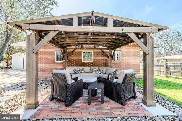 2904 FARMINGTON DR, Alexandria, VA 22303