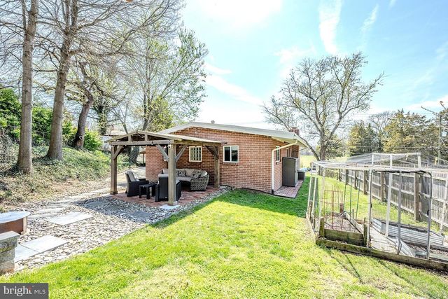 2904 FARMINGTON DR, Alexandria, VA 22303