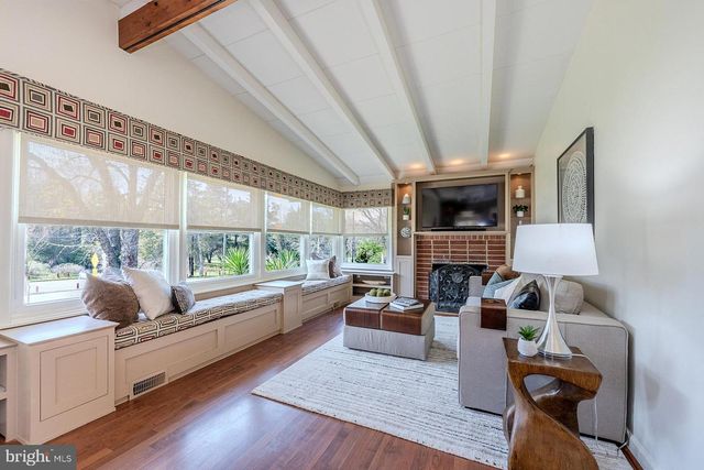 2904 FARMINGTON DR, Alexandria, VA 22303