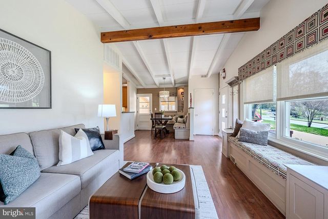 2904 FARMINGTON DR, Alexandria, VA 22303