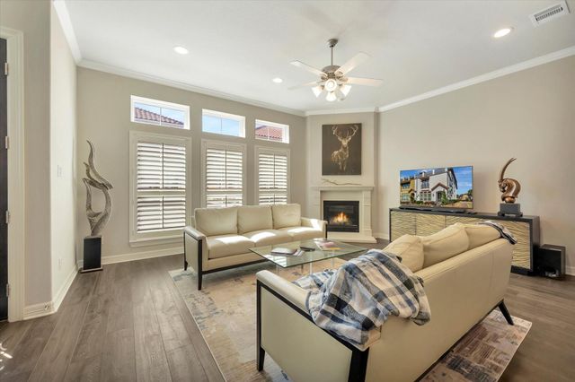 6 W Oaks Drive, Houston, TX 77058