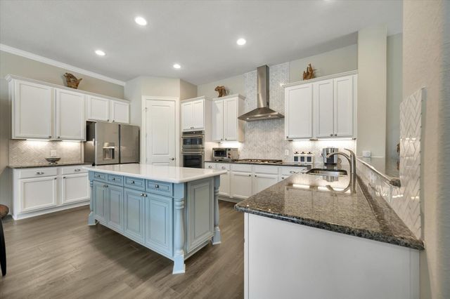 6 W Oaks Drive, Houston, TX 77058