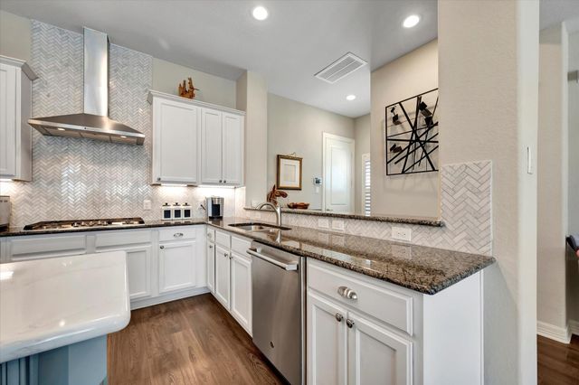 6 W Oaks Drive, Houston, TX 77058