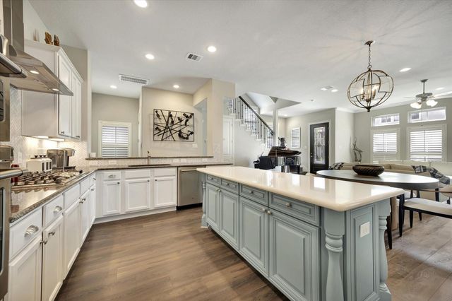 6 W Oaks Drive, Houston, TX 77058