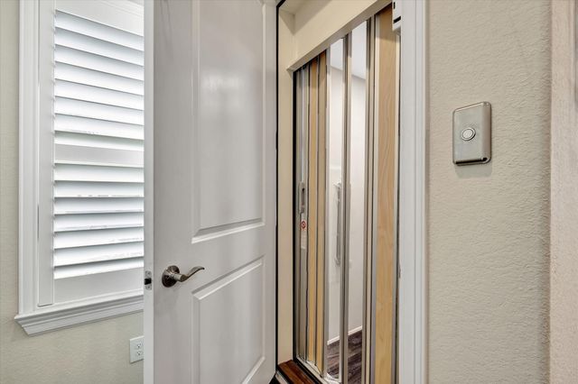 6 W Oaks Drive, Houston, TX 77058