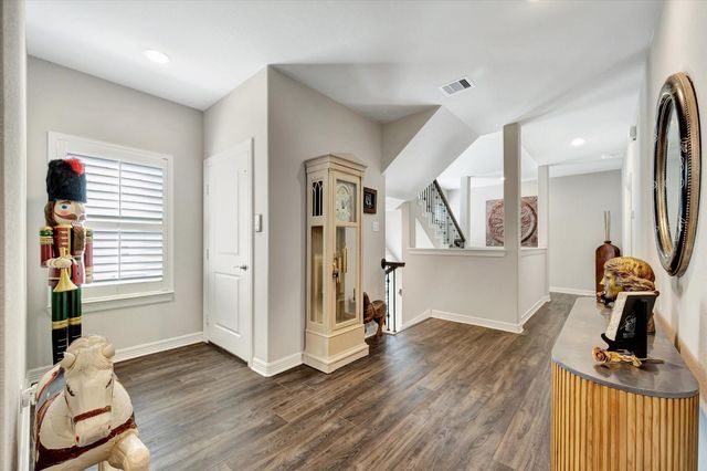 6 W Oaks Drive, Houston, TX 77058