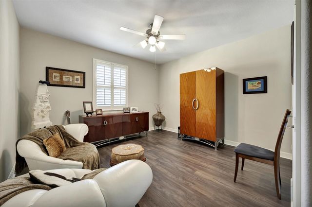 6 W Oaks Drive, Houston, TX 77058