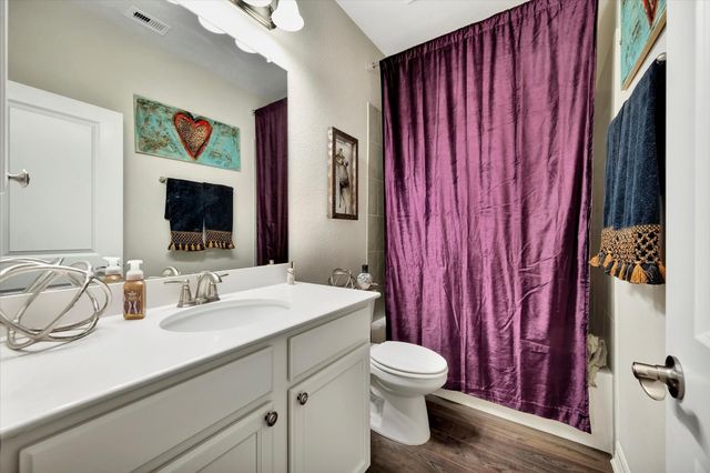 6 W Oaks Drive, Houston, TX 77058