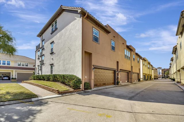 6 W Oaks Drive, Houston, TX 77058