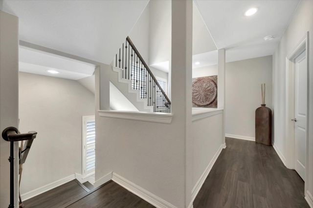 6 W Oaks Drive, Houston, TX 77058