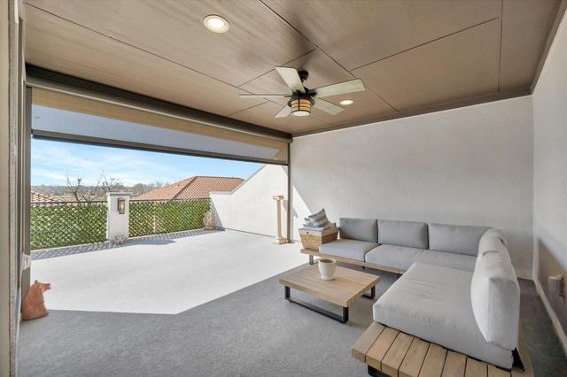 6 W Oaks Drive, Houston, TX 77058