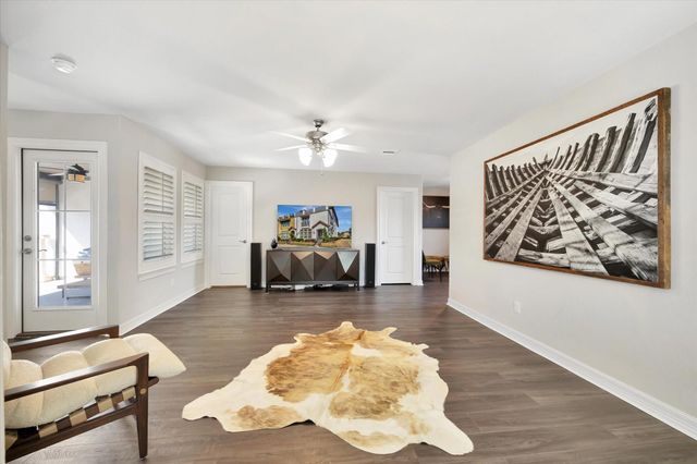 6 W Oaks Drive, Houston, TX 77058