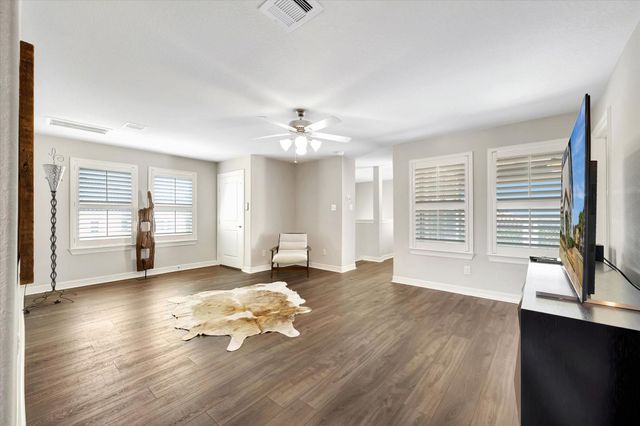 6 W Oaks Drive, Houston, TX 77058