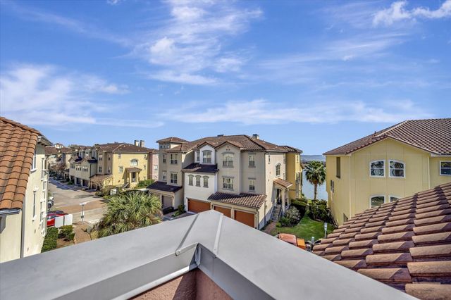 6 W Oaks Drive, Houston, TX 77058