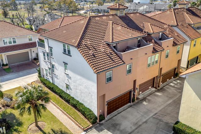 6 W Oaks Drive, Houston, TX 77058