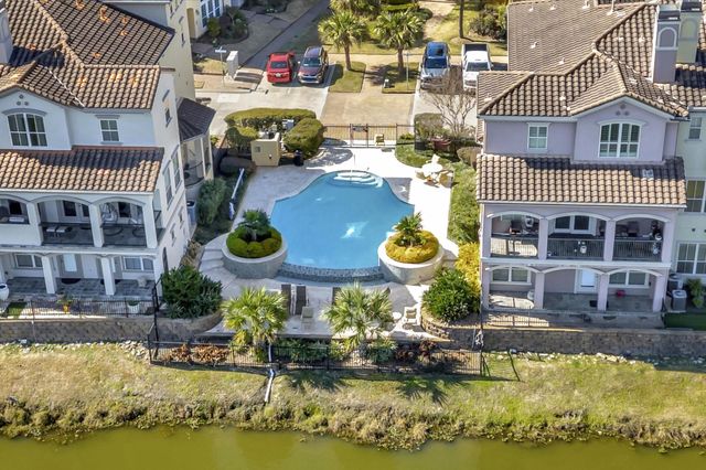 6 W Oaks Drive, Houston, TX 77058