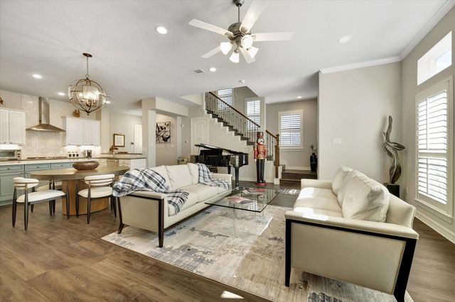 6 W Oaks Drive, Houston, TX 77058