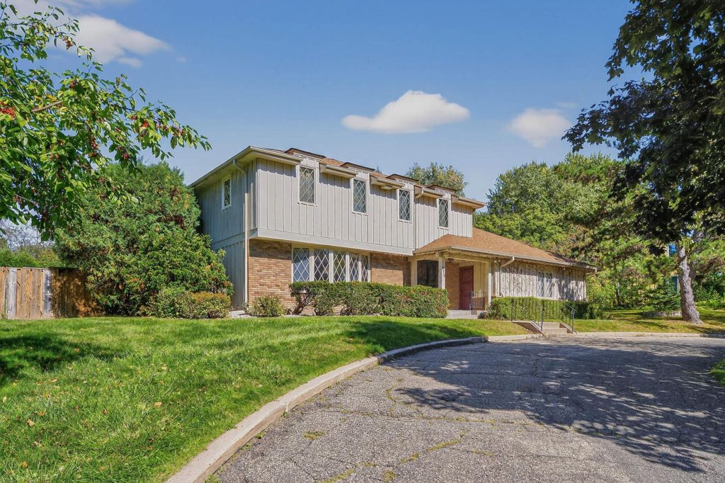 679 Maple Park Drive, Mendota Heights, MN 55118