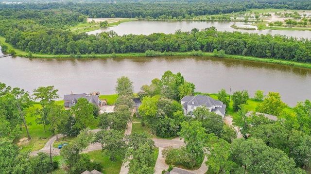 607 Brook Hollow Drive, Conroe, TX 77385
