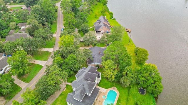 607 Brook Hollow Drive, Conroe, TX 77385