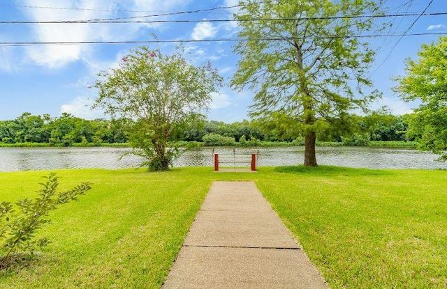607 Brook Hollow Drive, Conroe, TX 77385