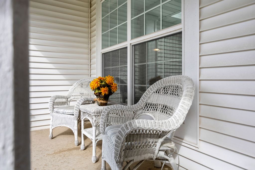 677 Linden Drive, Carol Stream, IL 60188 — photo 2