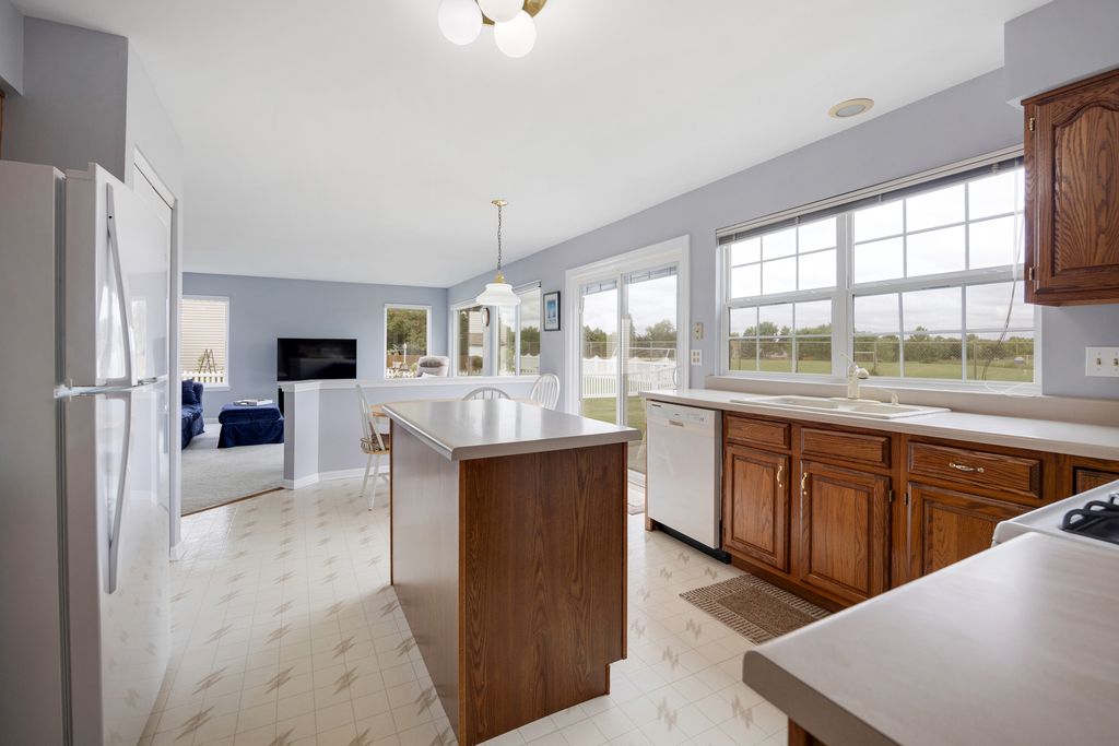 677 Linden Drive, Carol Stream, IL 60188 — photo 5