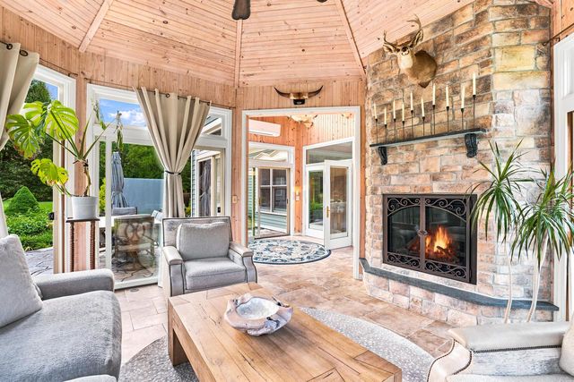 12921 N Fox Hollow ROAD, Mequon, WI 53097