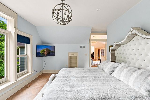12921 N Fox Hollow ROAD, Mequon, WI 53097