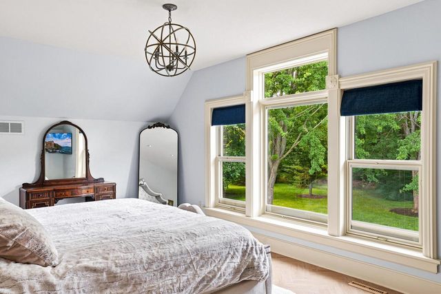 12921 N Fox Hollow ROAD, Mequon, WI 53097