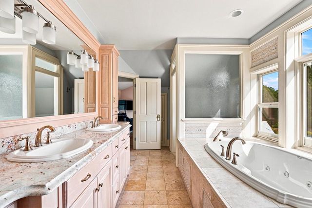 12921 N Fox Hollow ROAD, Mequon, WI 53097