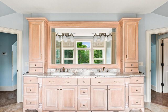 12921 N Fox Hollow ROAD, Mequon, WI 53097