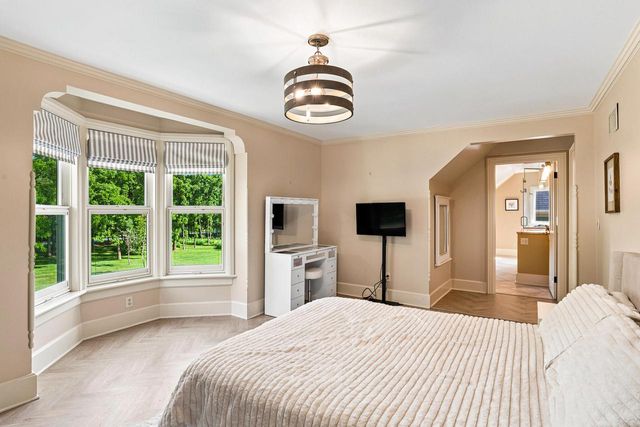 12921 N Fox Hollow ROAD, Mequon, WI 53097