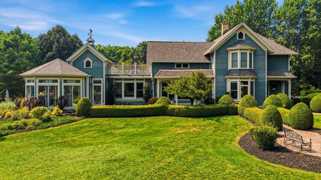 12921 N Fox Hollow ROAD, Mequon, WI 53097