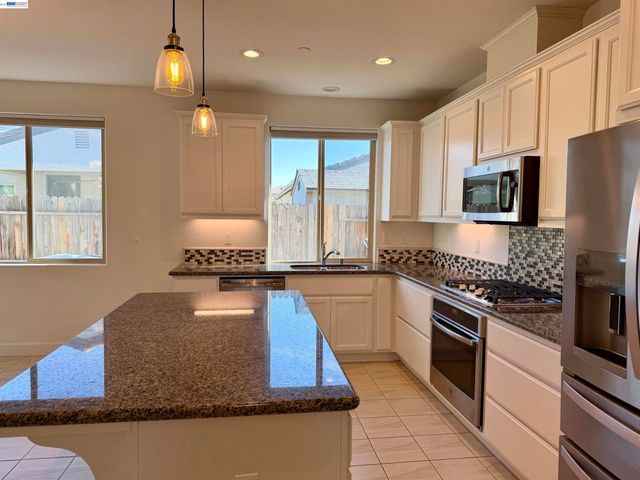 937 Lindsay Ln, Clovis, CA 93619