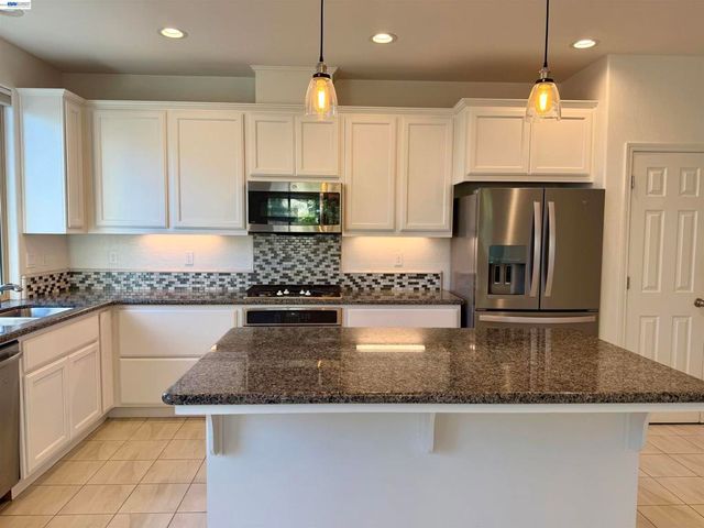 937 Lindsay Ln, Clovis, CA 93619