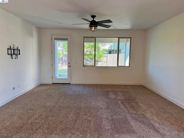 937 Lindsay Ln, Clovis, CA 93619