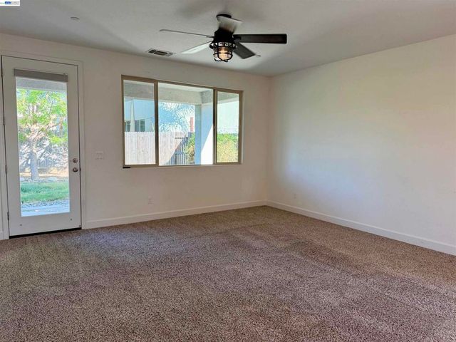 937 Lindsay Ln, Clovis, CA 93619