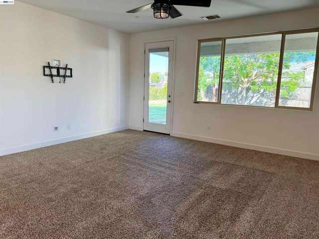 937 Lindsay Ln, Clovis, CA 93619