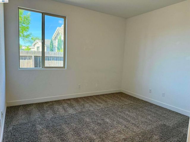 937 Lindsay Ln, Clovis, CA 93619